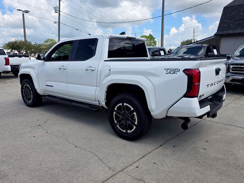 Used 2024 Toyota Tacoma TRD Sport w/ TRD Sport Upgrade Package AWD/4WD image 4