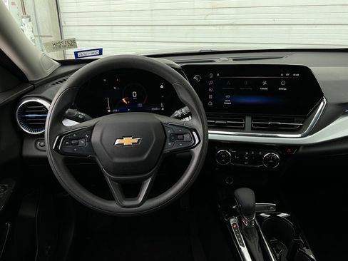 Used 2025 Chevrolet Trax LT image 13