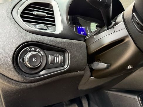 Used 2018 Jeep Renegade Latitude image 23