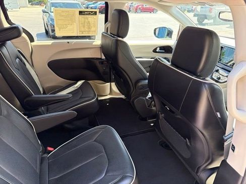 Used 2023 Chrysler Pacifica Limited AWD/4WD image 38