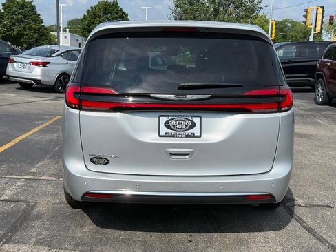 Certified 2024 Chrysler Pacifica Touring-L FWD image 4