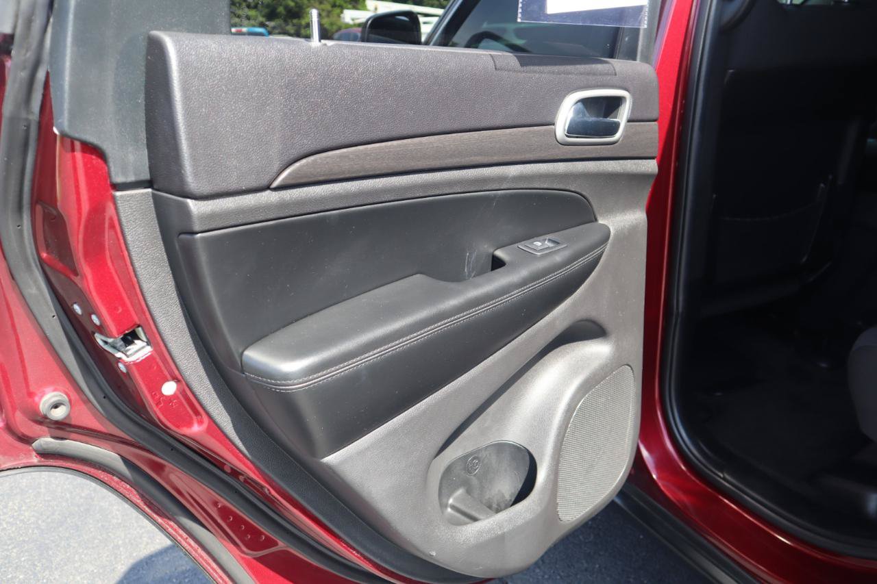 Used 2018 Jeep Grand Cherokee Laredo AWD/4WD image 53
