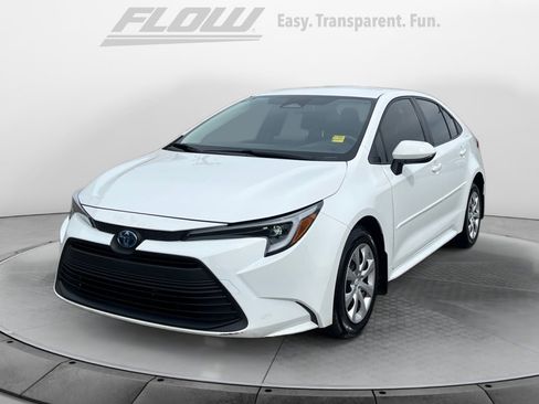 Used 2025 Toyota Corolla LE image 4