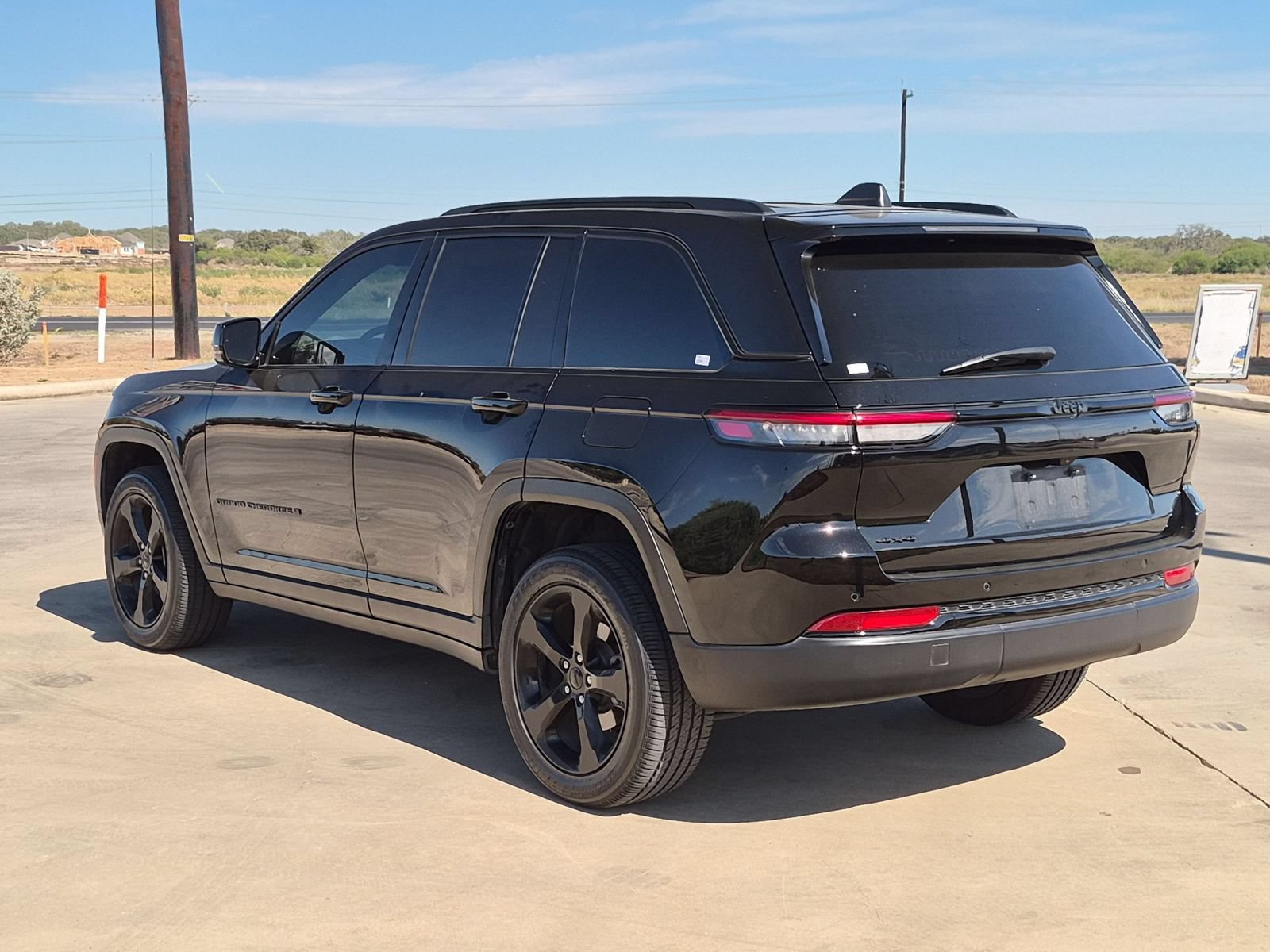 Used 2023 Jeep Grand Cherokee Altitude AWD/4WD image 5