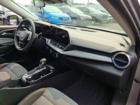 Used 2025 Chevrolet Trax LT FWD image 11