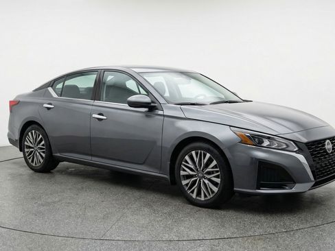Used 2025 Nissan Altima 2.5 SV image 1