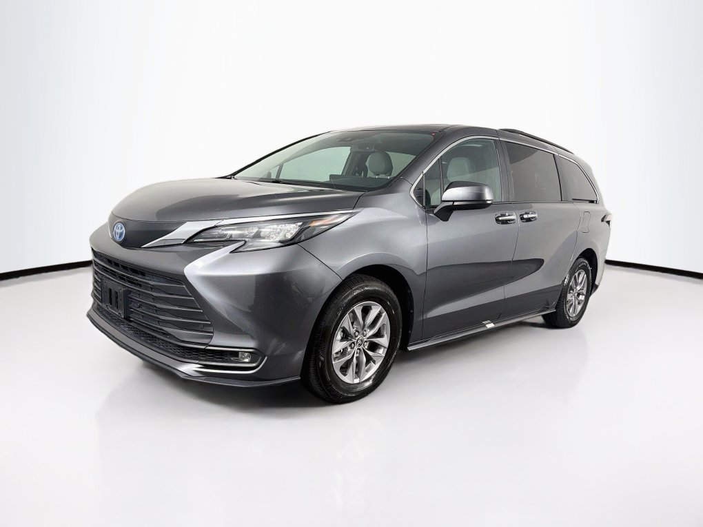 Used 2025 Toyota Sienna XLE FWD image 3