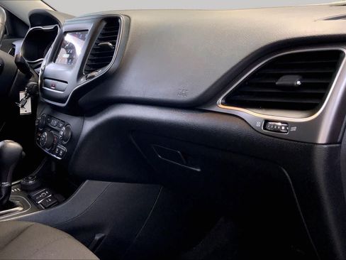 Used 2020 Jeep Cherokee Latitude w/ Cold Weather Group AWD/4WD image 18