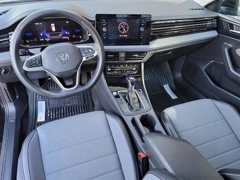 Used 2025 Volkswagen Jetta SE image 8