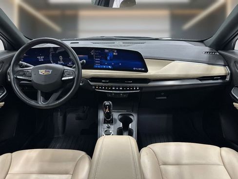 Used 2024 Cadillac XT4 Luxury w/ Cold Weather Package FWD image 10