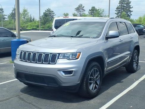 Used 2019 Jeep Grand Cherokee Laredo w/ Laredo X Package AWD/4WD image 3