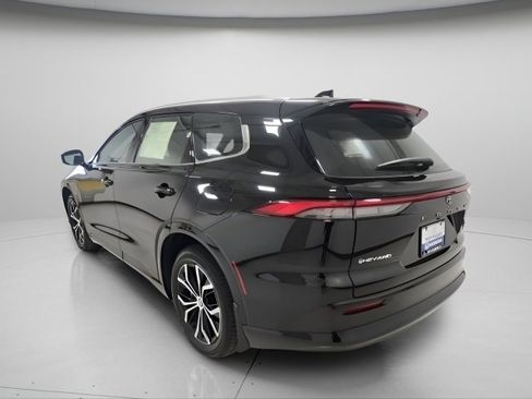 Used 2025 Toyota Crown Signia AWD/4WD image 11