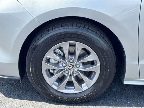 Used 2025 Toyota Sienna XLE FWD image 23