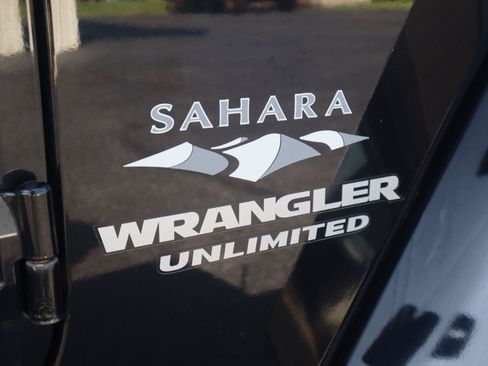 Used 2015 Jeep Wrangler Unlimited Sahara w/ Connectivity Group AWD/4WD image 29