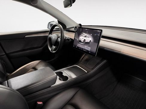 Used 2023 Tesla Model Y Long Range image 9