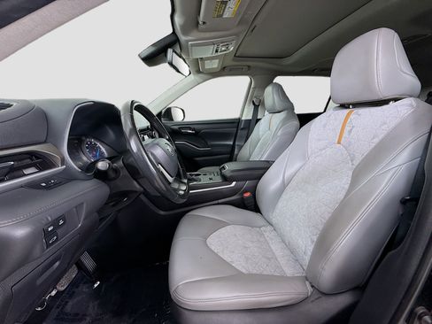 Used 2022 Toyota Highlander Bronze Edition FWD image 21