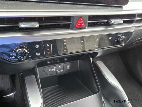 Used 2025 Kia Sorento LX image 24
