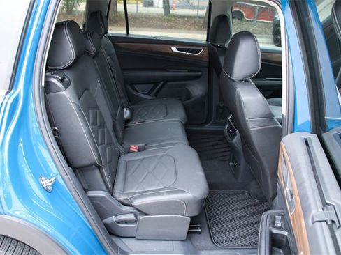 Certified 2025 Volkswagen Atlas SE image 30