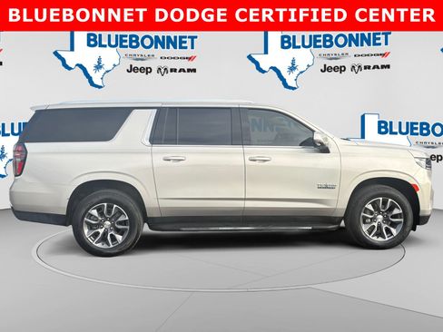 Used 2024 Chevrolet Suburban LT w/ Luxury Package RWD image 4