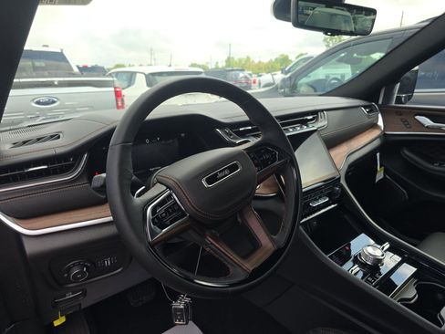 Used 2025 Jeep Grand Cherokee Summit w/ Adv Protech Group IV image 6