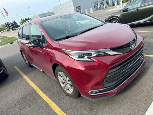 Used 2022 Toyota Sienna Platinum AWD/4WD image 3