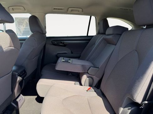 Certified 2021 Toyota Highlander LE FWD image 11