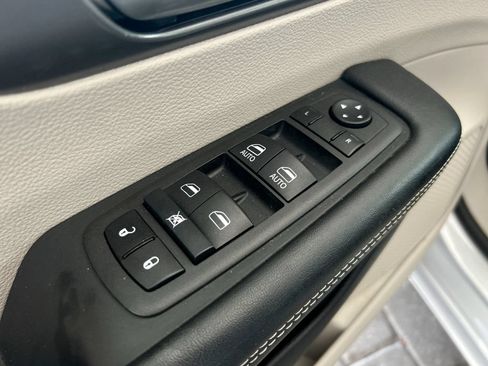 Used 2022 Chrysler Pacifica Touring-L FWD image 10