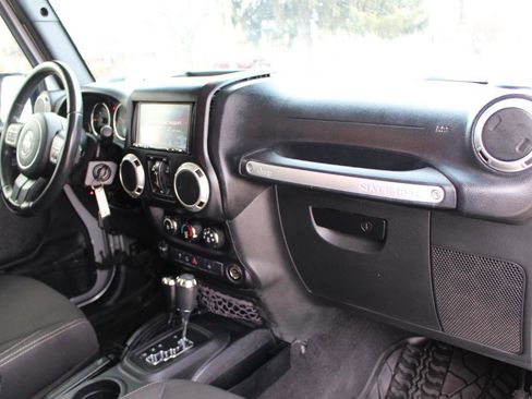 Used 2016 Jeep Wrangler Unlimited Rubicon w/ Connectivity Group image 36