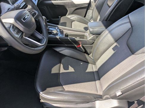 Used 2024 Jeep Compass Latitude image 16