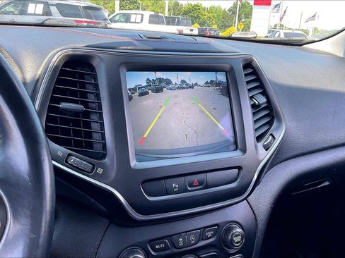 Used 2019 Jeep Cherokee Trailhawk AWD/4WD image 23