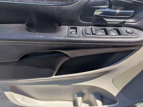 Used 2013 Chrysler Town & Country Touring-L w/ Driver Convenience Group FWD image 13