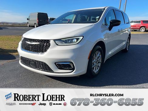 Used 2024 Chrysler Pacifica Touring-L image 1