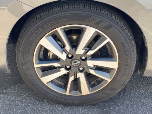 Used 2025 Nissan Versa SV image 28