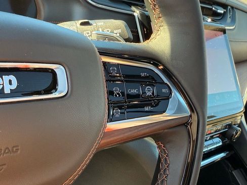 New 2025 Jeep Grand Cherokee Summit image 13