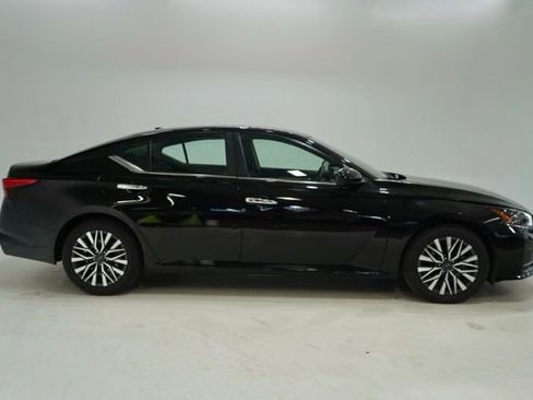 Used 2023 Nissan Altima 2.5 SV image 9