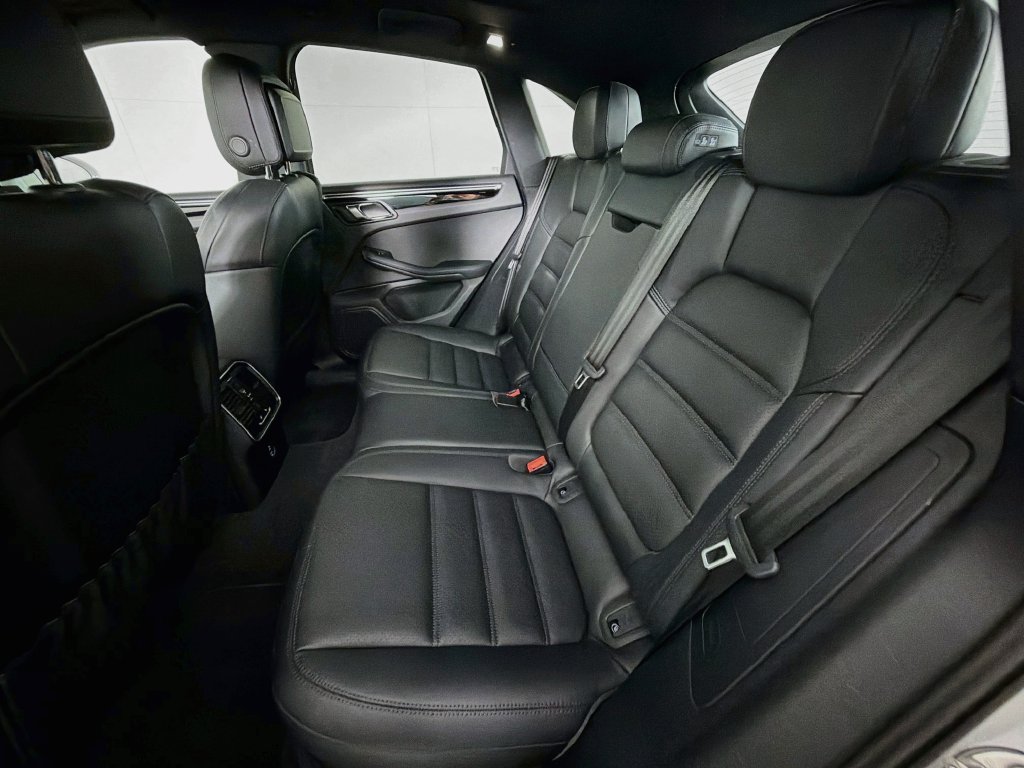 Certified 2023 Porsche Macan AWD/4WD image 24