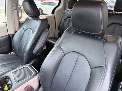 Used 2023 Chrysler Pacifica Touring-L image 68