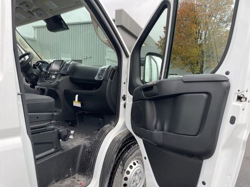 Used 2025 RAM ProMaster 2500 w/ Convenience Group image 32