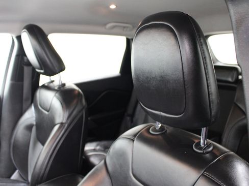 Used 2019 Jeep Cherokee Latitude Plus AWD/4WD image 4