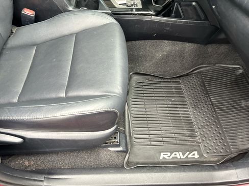 Used 2018 Toyota RAV4 Limited image 14