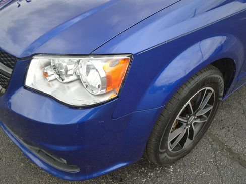 Used 2019 Dodge Grand Caravan GT image 3