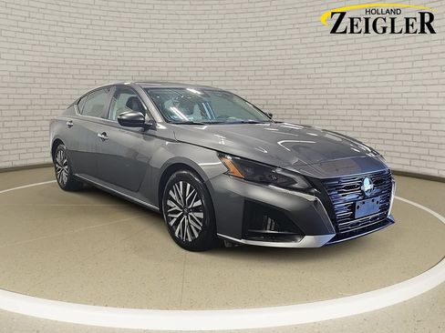 Certified 2025 Nissan Altima 2.5 SV FWD image 3