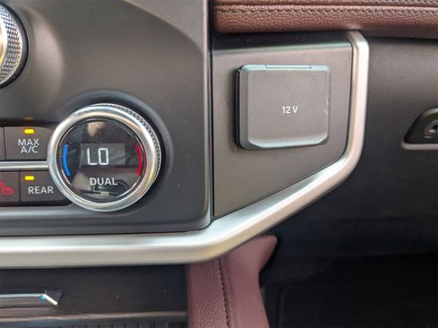 Used 2024 Ford Expedition Limited image 25