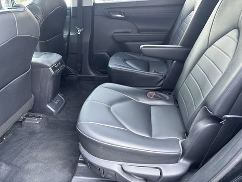 Used 2021 Toyota Highlander XLE AWD/4WD image 23