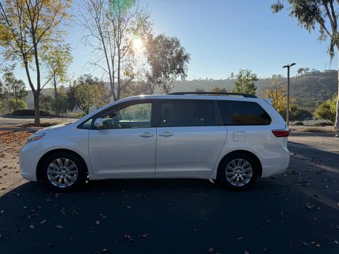 Used 2015 Toyota Sienna XLE image 2