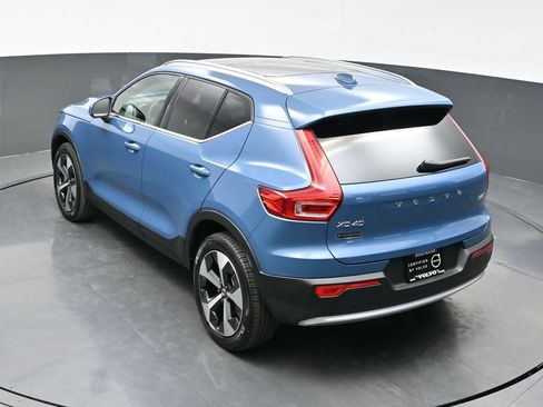 Used 2025 Volvo XC40 B5 Plus image 27