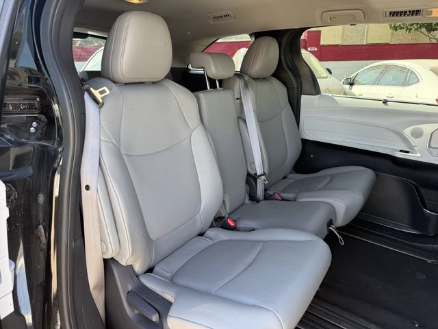 Used 2025 Toyota Sienna XLE FWD image 33