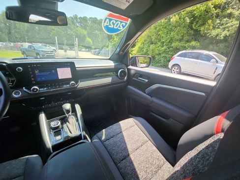 Used 2024 Chevrolet Colorado Z71 w/ Z71 Convenience Package 2 image 12