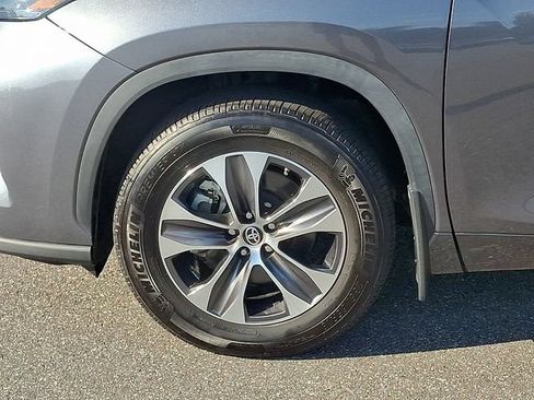 Used 2023 Toyota Highlander XLE AWD/4WD image 27