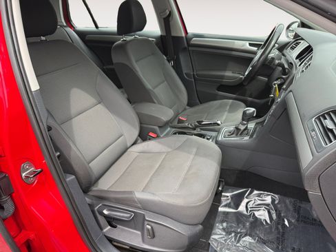 Used 2016 Volkswagen Golf S image 19